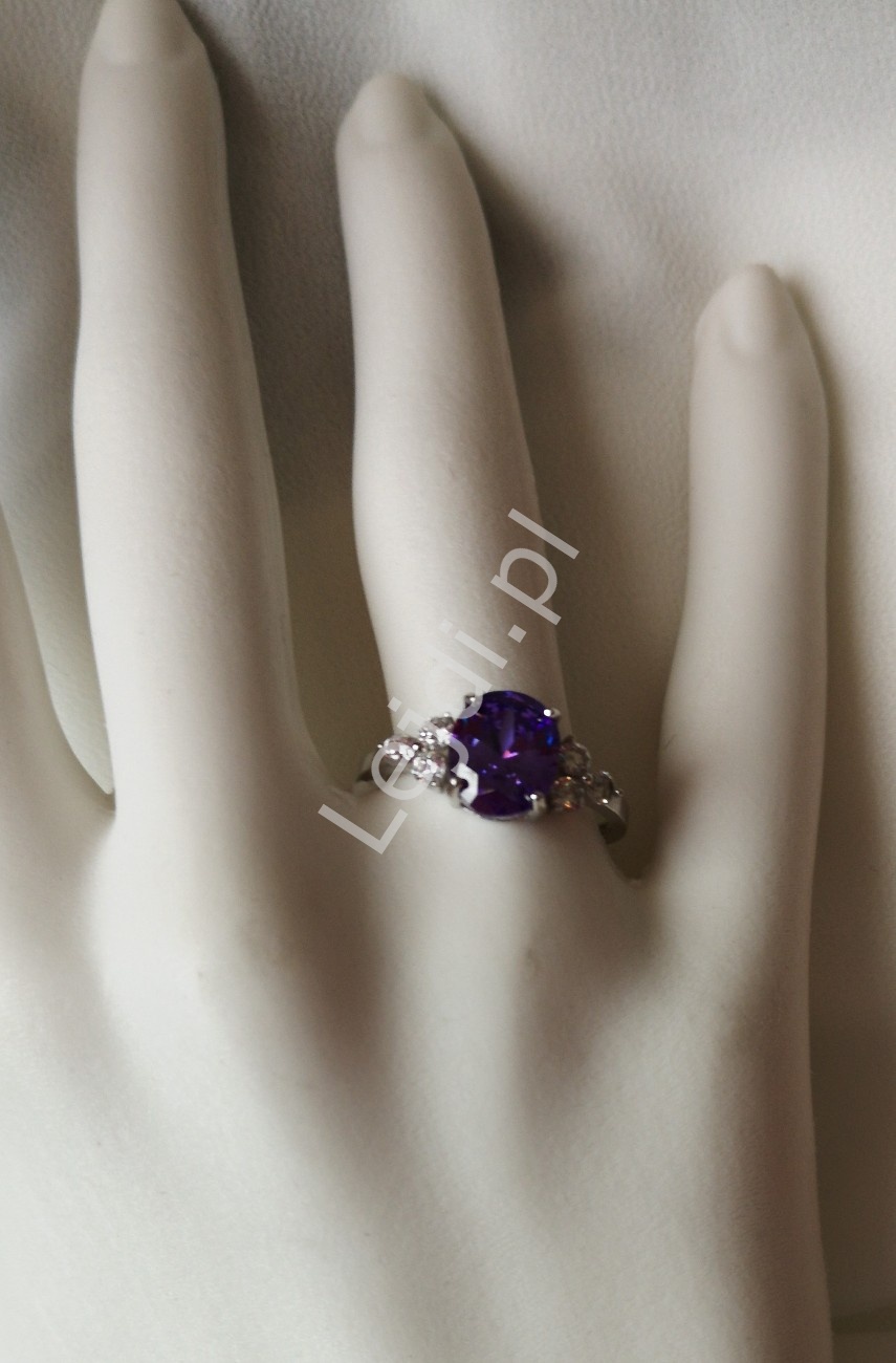 Pierścionek zaręczynowy z fioletowym oczkiem 