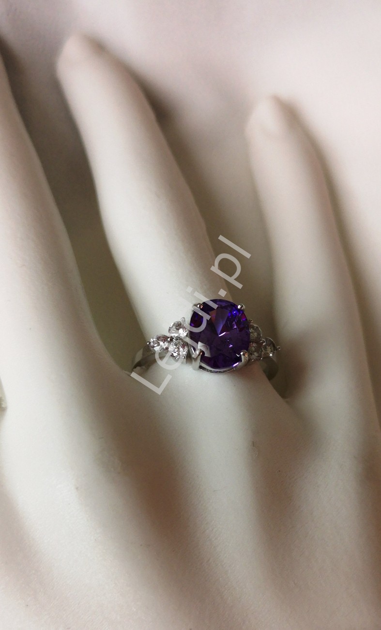 Posrebrzany pierścionek zaręczynowy z fioletowym oczkiem 