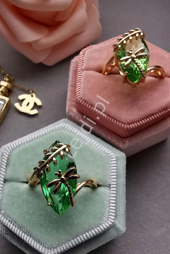 Pozłacany pierścionek z zielonym kryształkiem i ważką