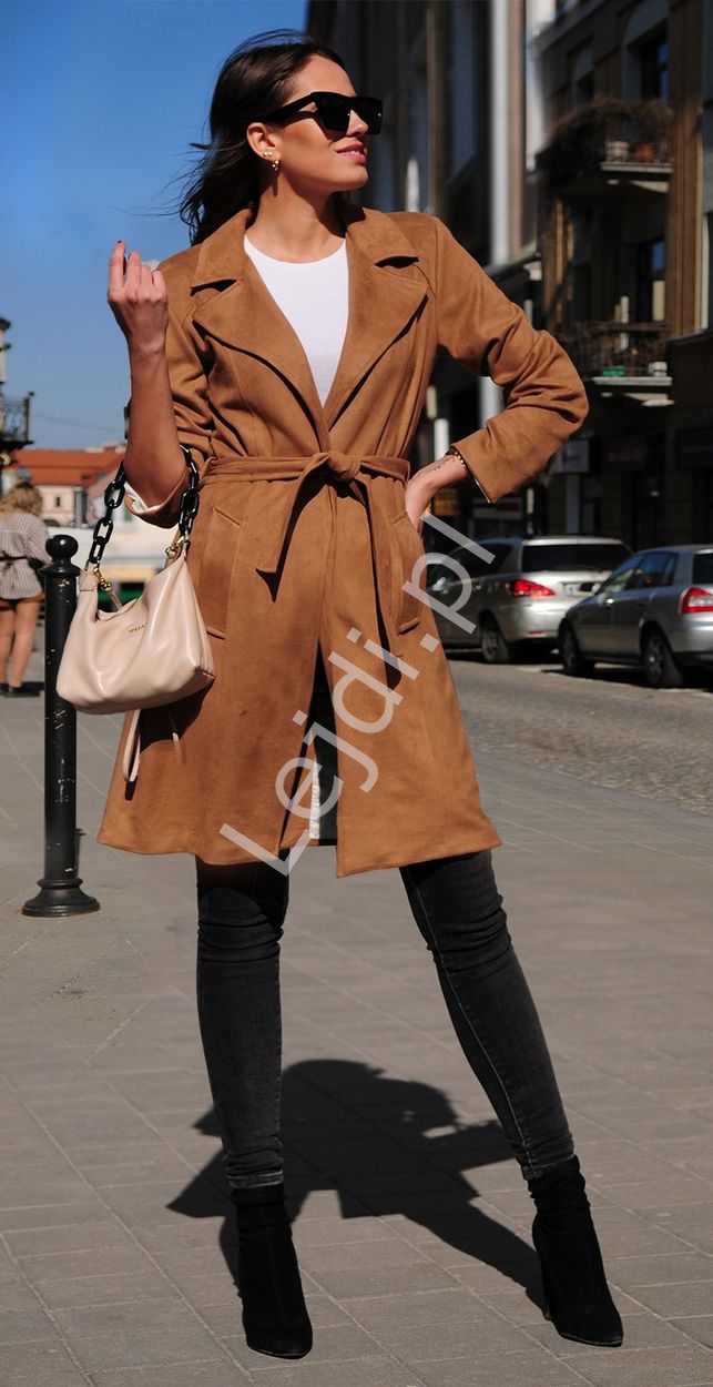 Przejściowy płaszcz z imitacji zamszu w brązowym kolorze
