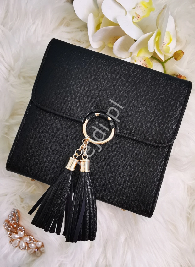 Przepiękna modna torebka z kółkiem i chwostami w czarnym kolorze o fakturze saffiano
