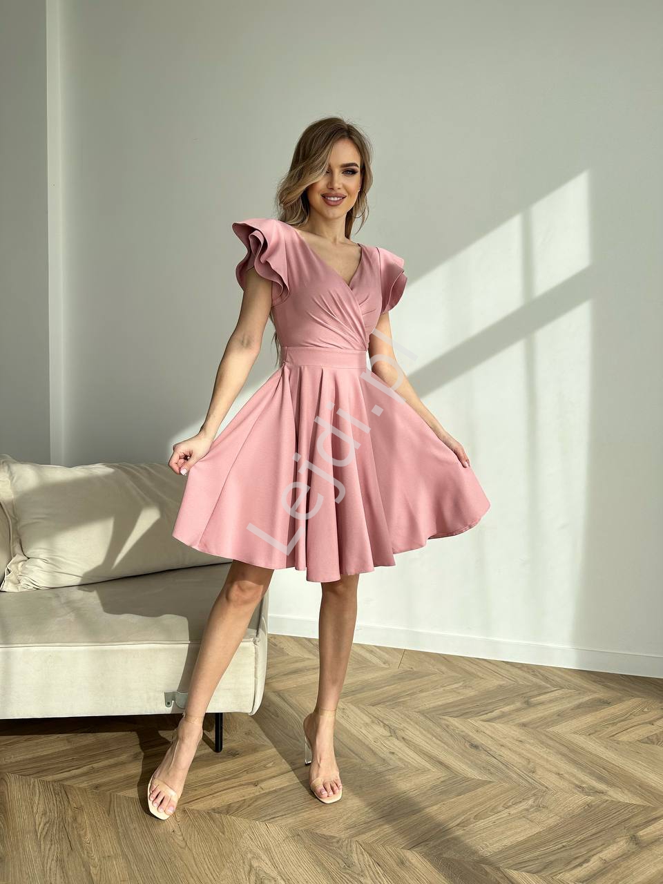 Przepiękna sukienka rozkloszowana z falbankami w pudrowo różowym kolorze 