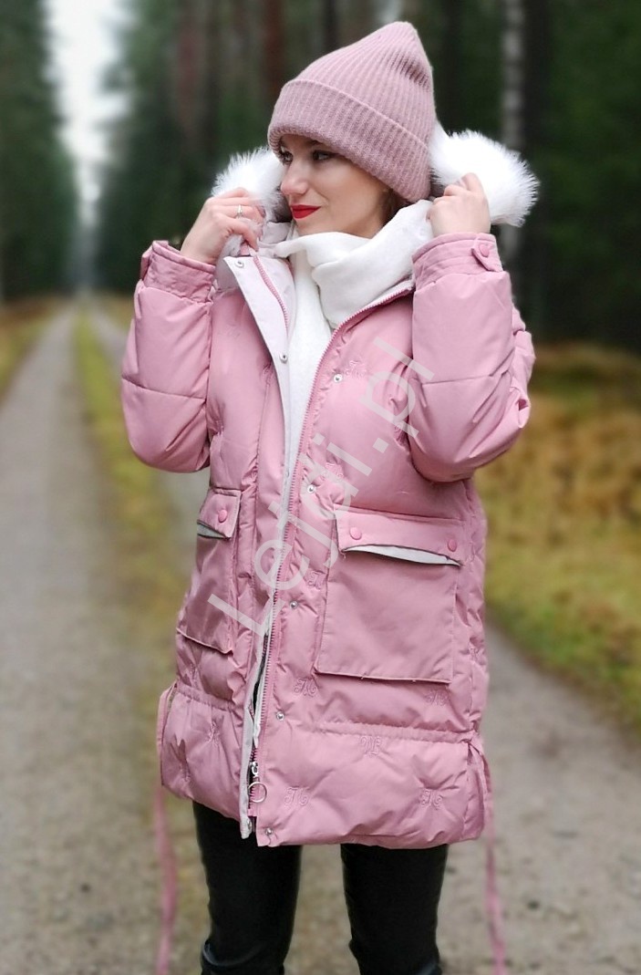 Pudrowo różowa kurtka zimowa pikowana literami 
