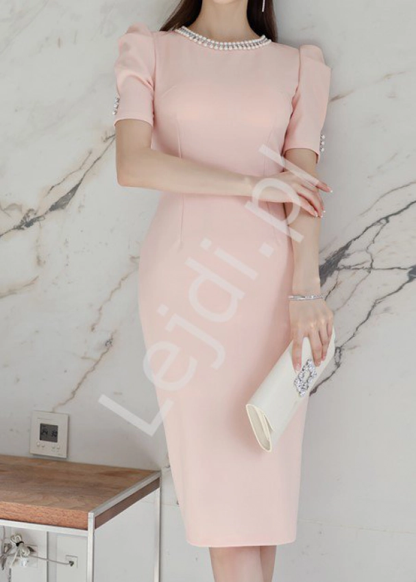 Pudrowo różowa sukienka elegancka z perełkami i cyrkoniami 8768  