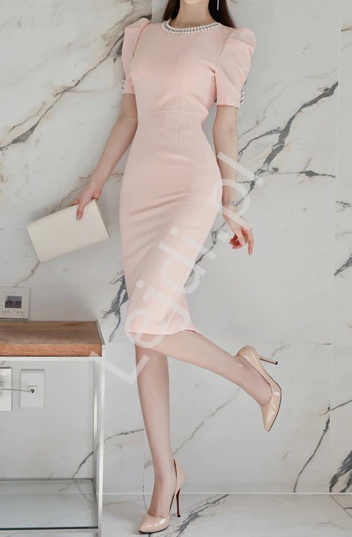 Pudrowo różowa sukienka elegancka z perełkami i cyrkoniami