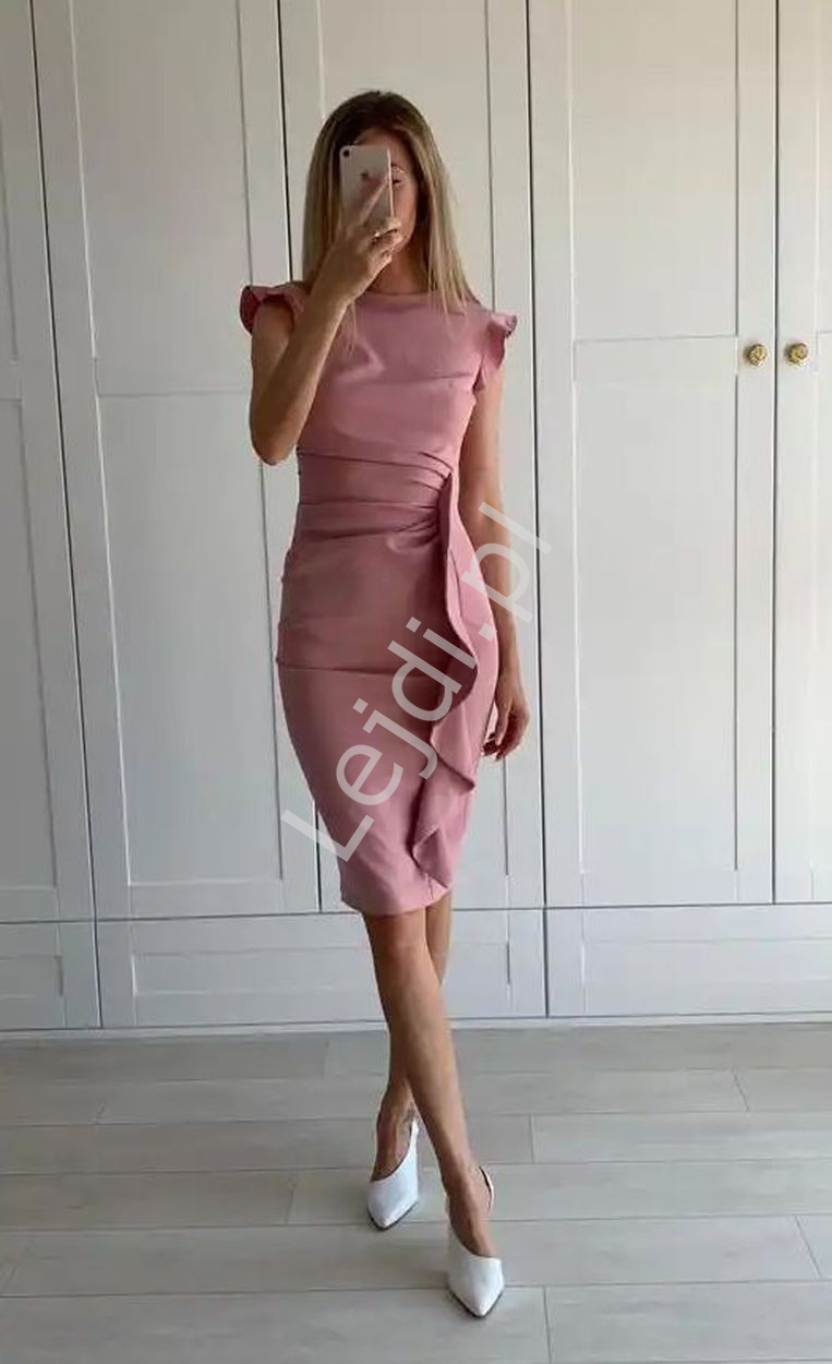 Pudrowo różowa sukienka ołówkowa o wyszczuplającym kroju