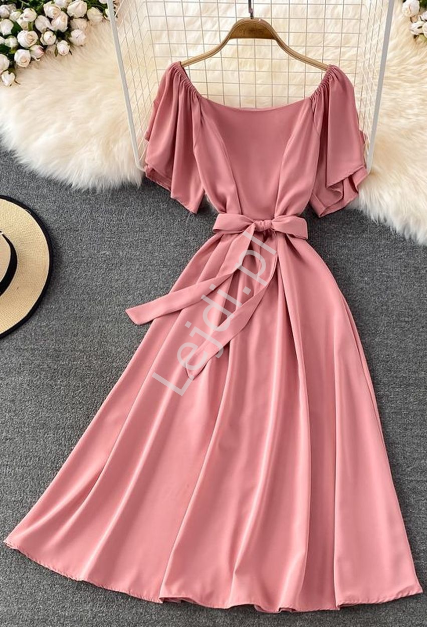 Pudrowo różowa sukienka rozkloszowana w stylu retro