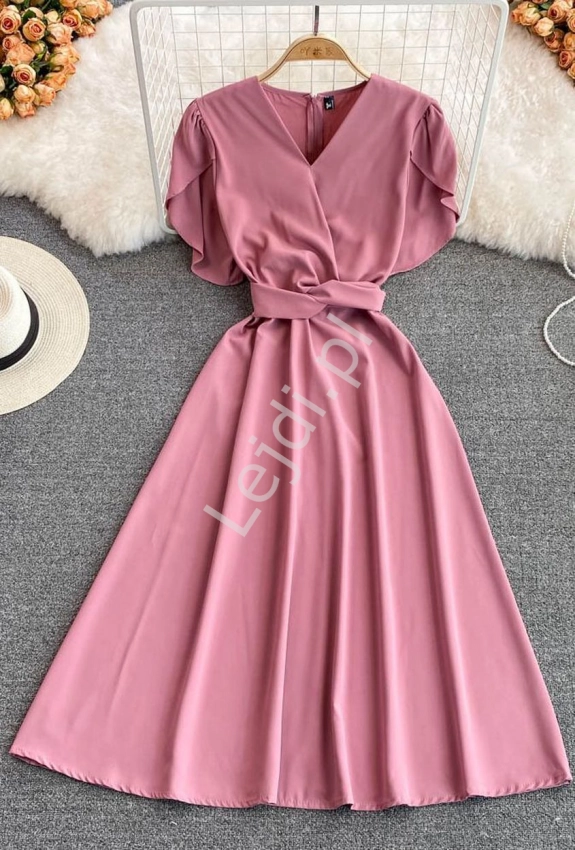 Pudrowo różowa sukienka rozkloszowana z podkreśloną talią