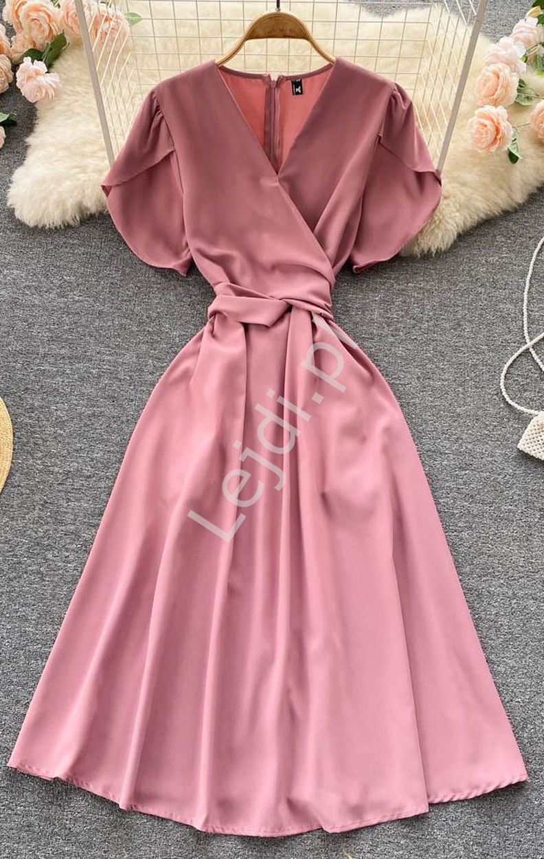 Pudrowo różowa sukienka rozkloszowana z podkreśloną talią