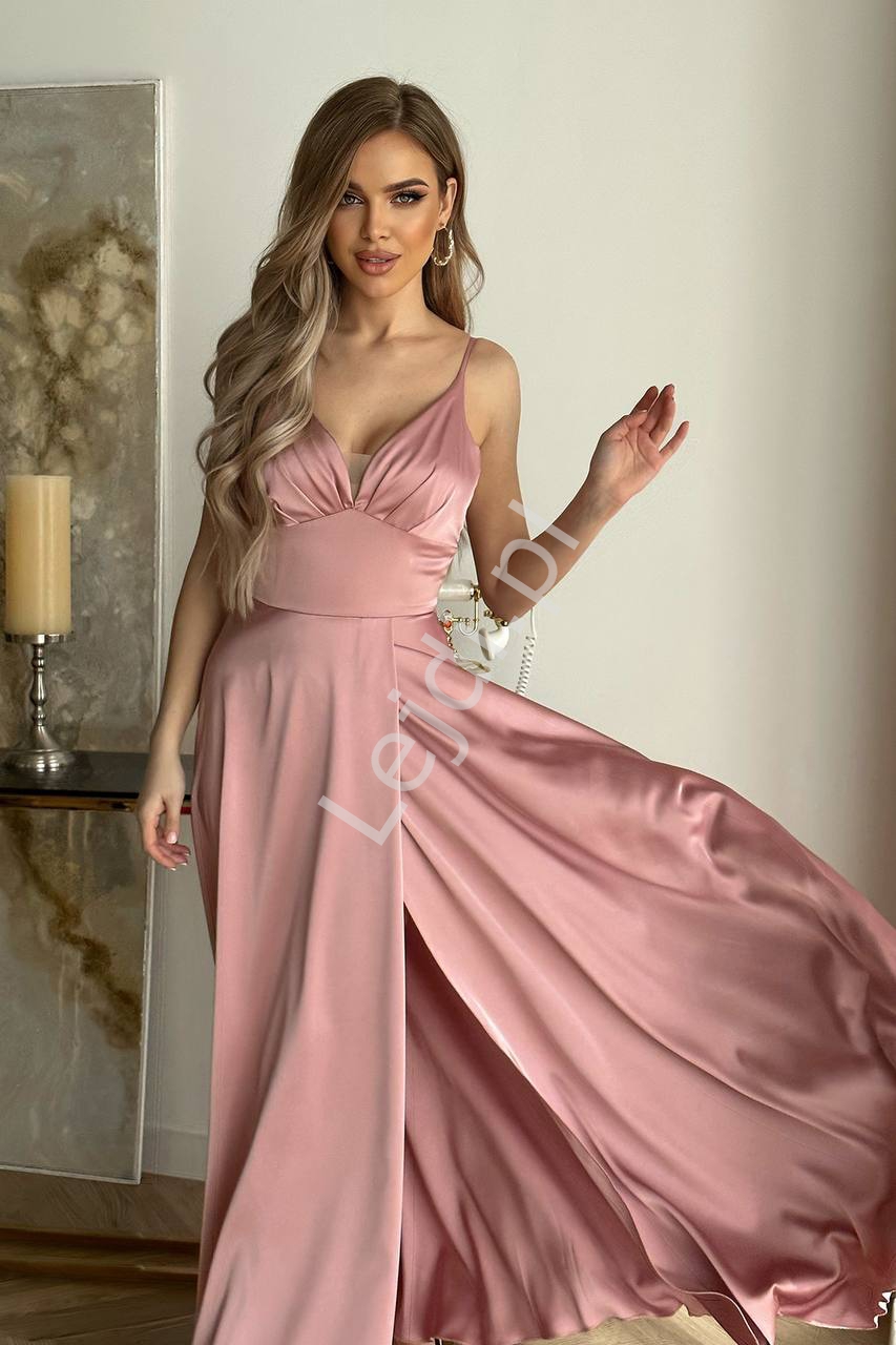 Pudrowo różowa sukienka satynowa o wyszczuplającym kroju