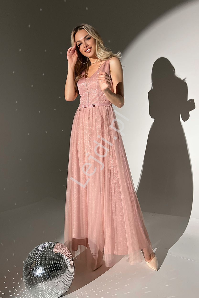 Pudrowo różowa sukienka tiulowa z połyskującym brokatem