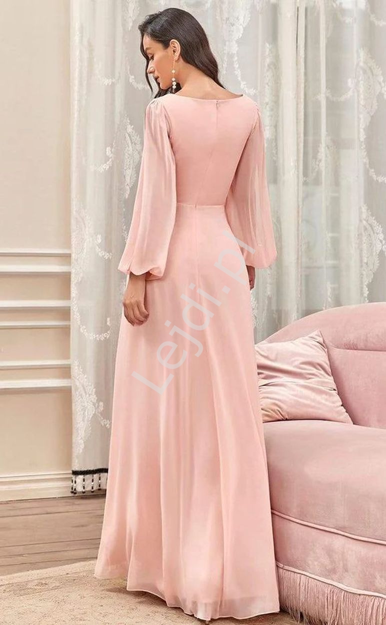  Pudrowo różowa sukienka wieczorowa z oryginalnym rozciętym rękawem