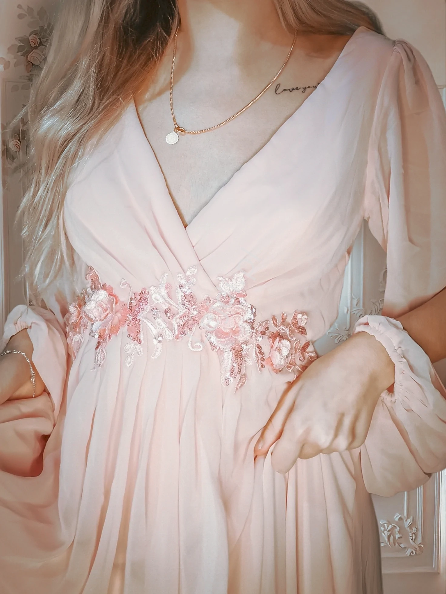Pudrowo różowa sukienka wieczorowa z oryginalnym rozciętym rękawem 0461