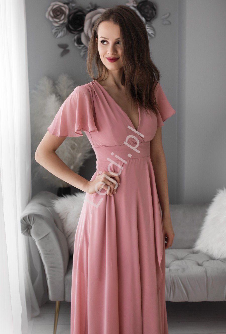 Pudrowo różowa sukienka z rozcięciem na przodzie 1413 - Lejdi