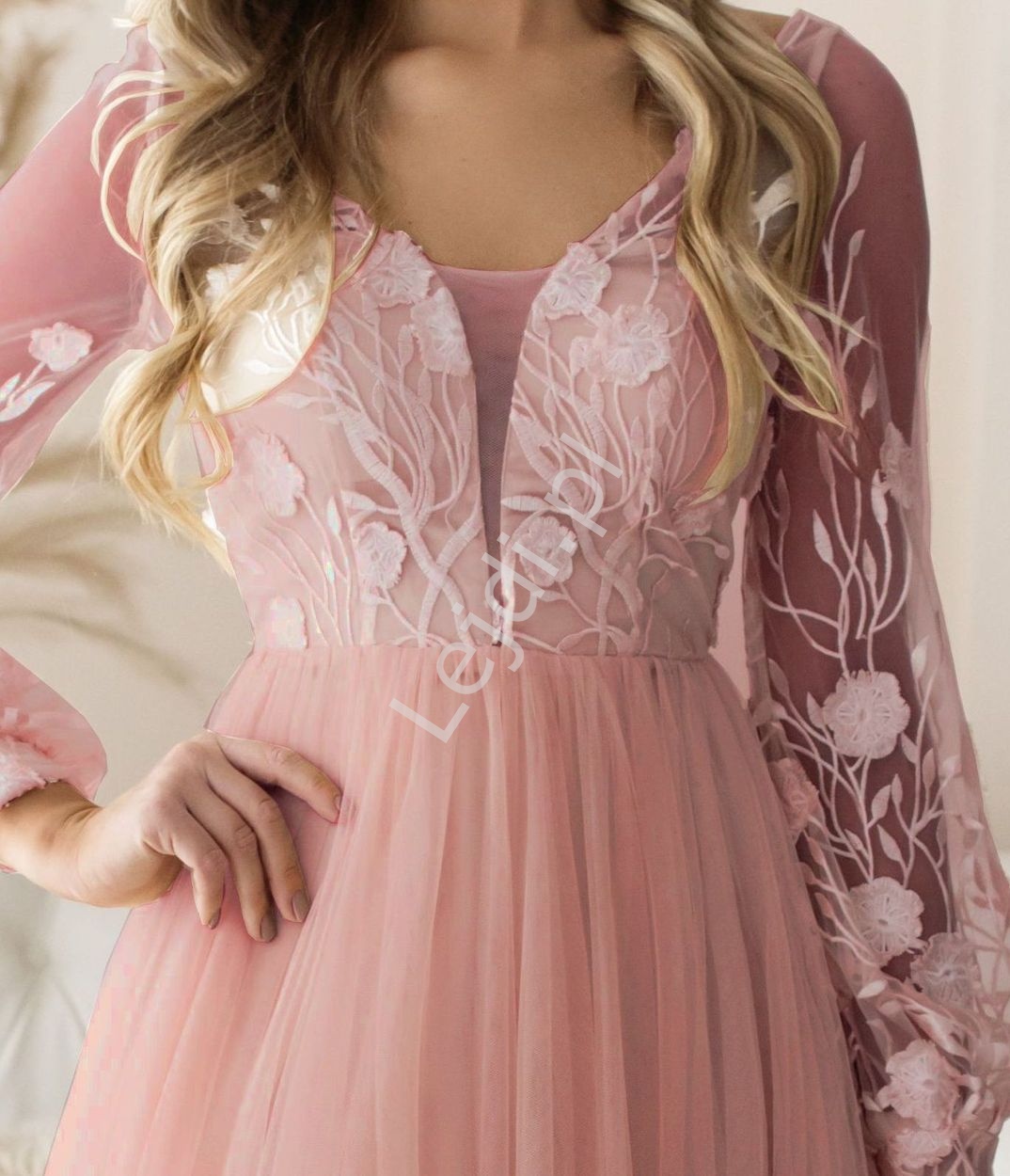Pudrowo różowa suknia z haftowanymi wzorami z długim rękawem