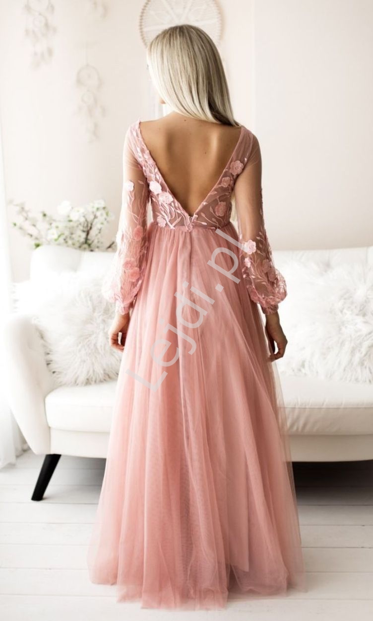 Pudrowo różowa suknia z haftowanymi wzorami z długim rękawem