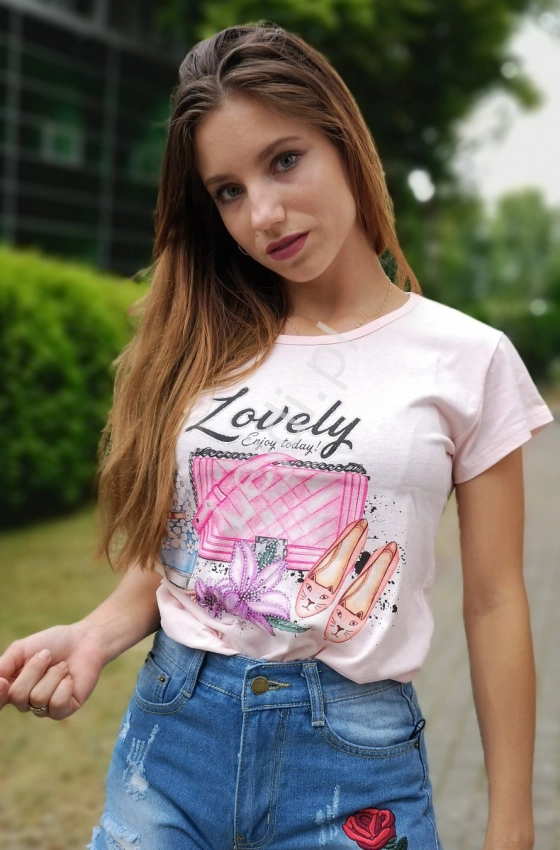 Pudrowo różowy t-shirt z nadrukiem zdobionym brokatem i napisem Lovely