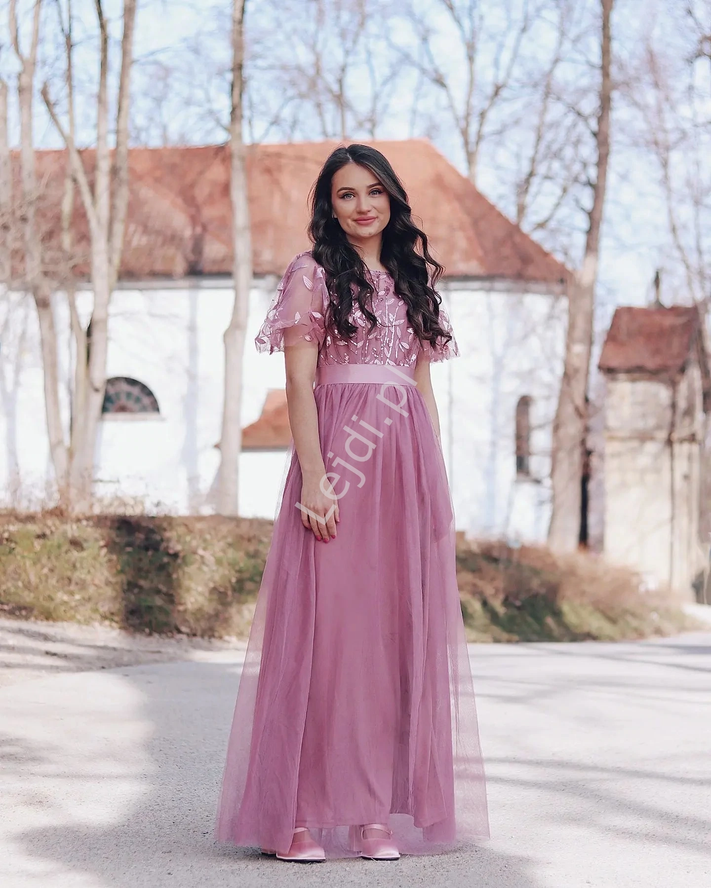  Pustynno różowa długa suknia z haftami listkami