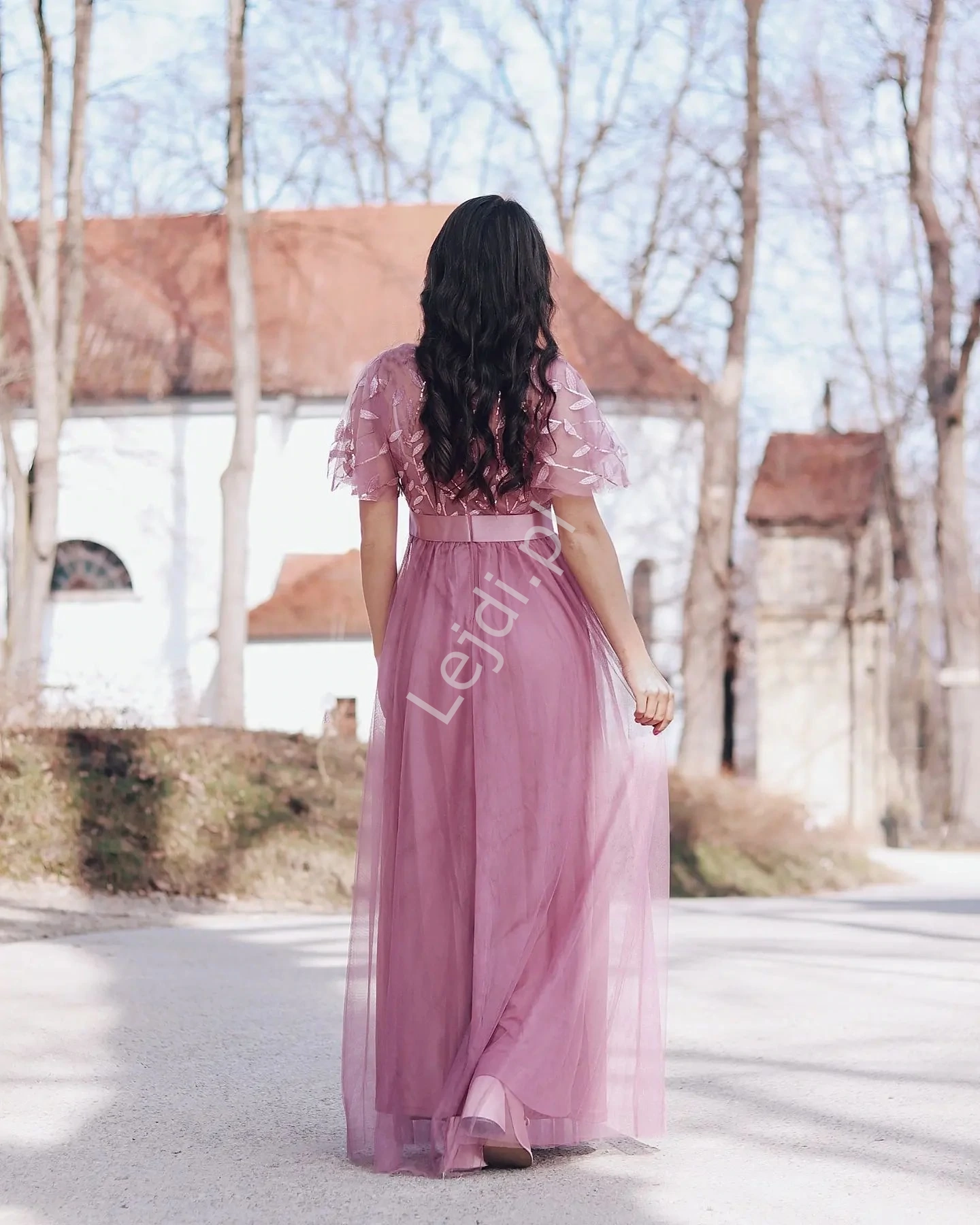  Pustynno różowa długa suknia z haftami listkami