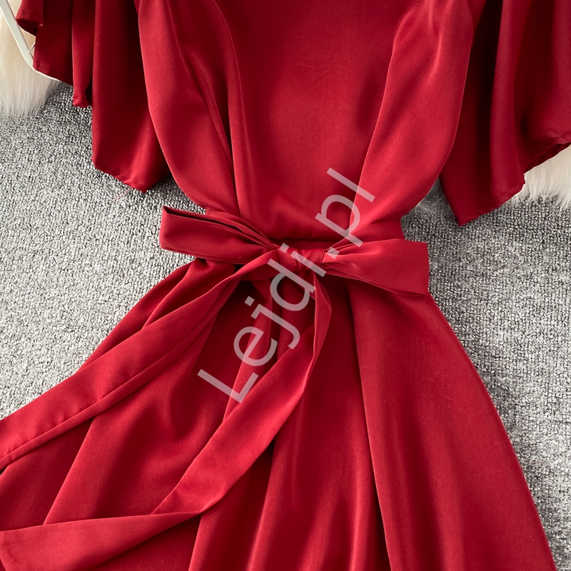 Rozkloszowana sukienka czerwona z zwiewnym rękawem