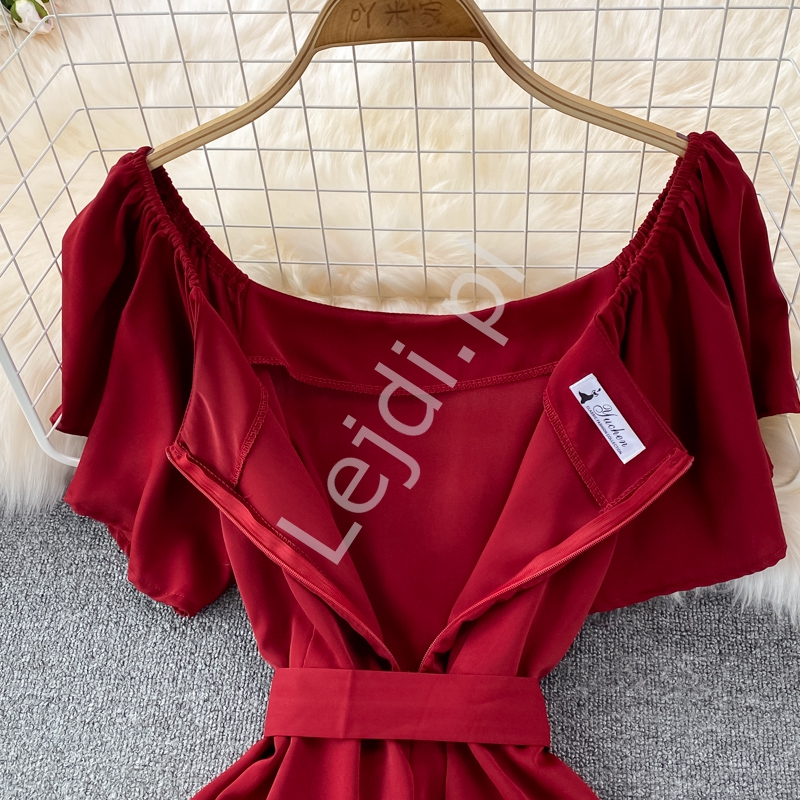 Rozkloszowana sukienka czerwona z zwiewnym rękawem