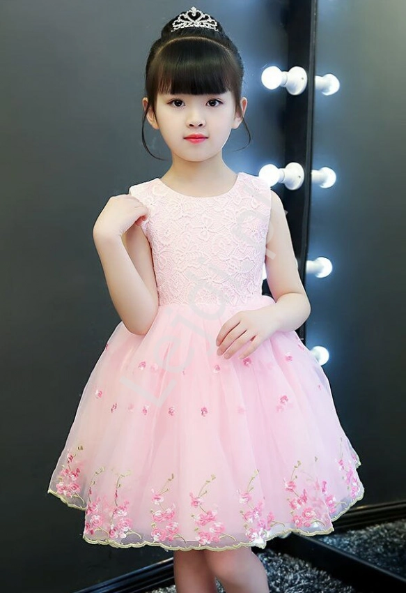Różowa sukienka dla małej dziewczynki z haftowanymi różyczkami