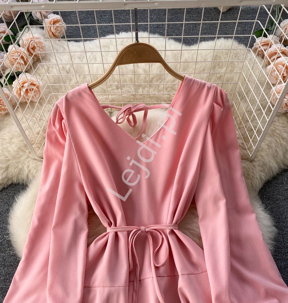 Różowa sukienka rozkloszowana z falbanami na spódnicy
