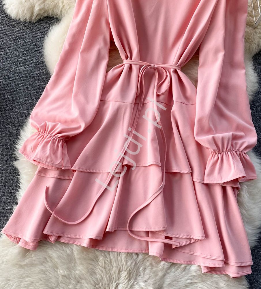 Różowa sukienka rozkloszowana z falbanami na spódnicy