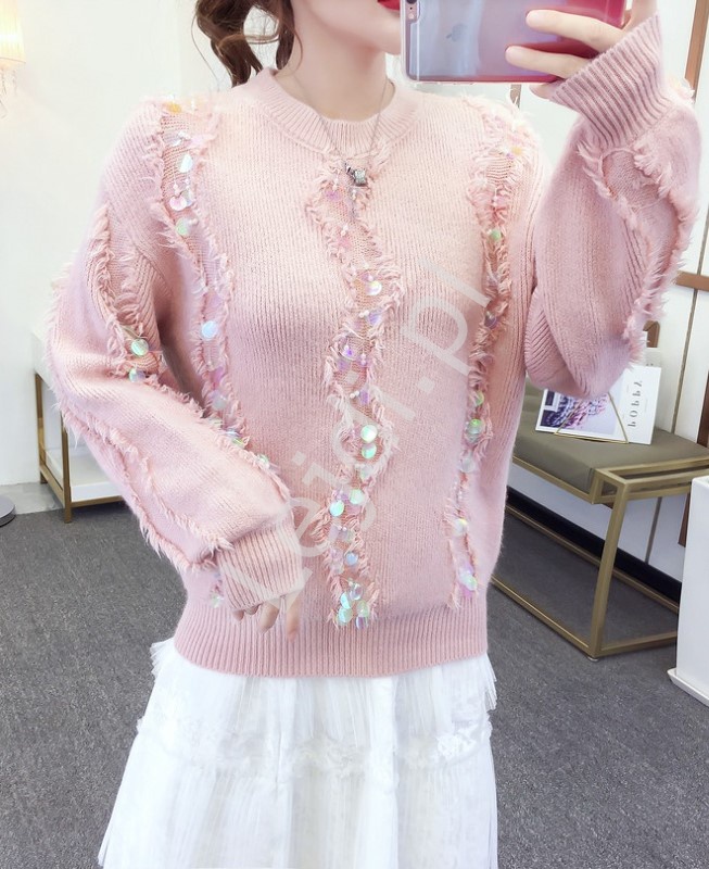 Różowy ciepły sweter z zdobieniem sztucznymi perełkami i cekinami