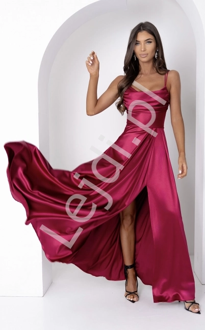 Satynowa bordowa sukienka na ramiączkach z drapowanym dekoltem i rozcięciem 1173