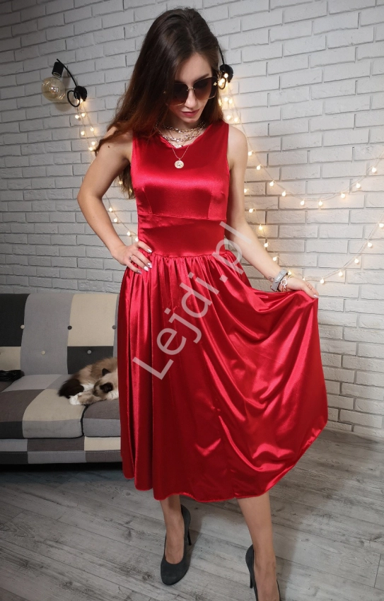 Satynowa czerwona sukienka rozkloszowana 1070