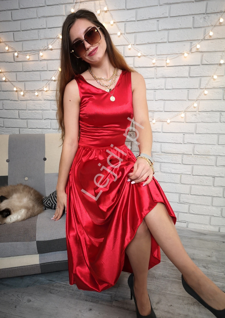 Satynowa czerwona sukienka rozkloszowana 