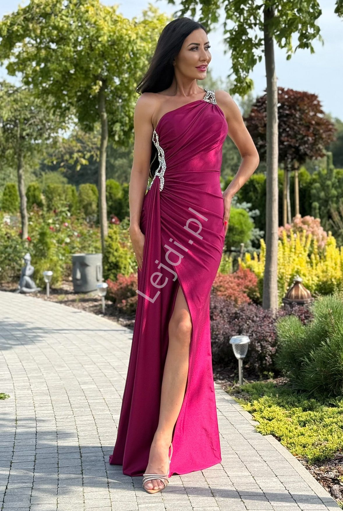 Satynowa długa bordowa suknia na jedno ramię z kryształową ozdobą Rosalinda 2447