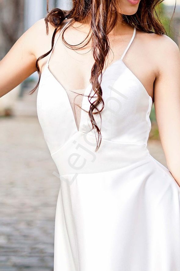 Ślubna biała sukienka satynowa z odsłoniętymi plecami