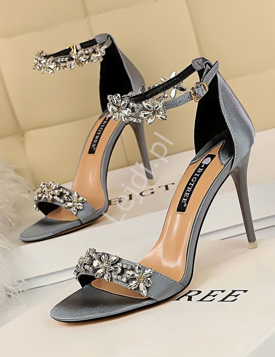 Srebrne sandałki z kryształkami , buty na wesele, studniówkę