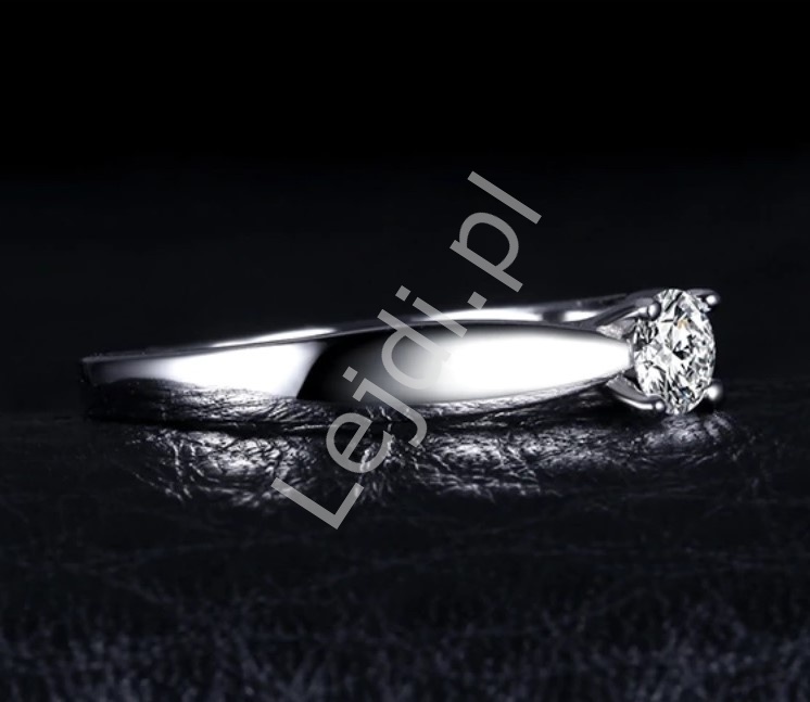 Srebrny pierścionek z cyrkoniowym oczkiem