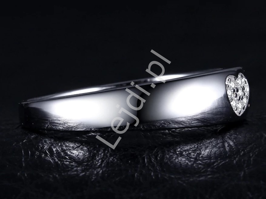 Srebrny pierścionek z cyrkoniowym serduszkiem