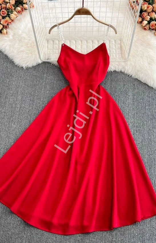 Stylowa sukienka rozkloszowana w czerwonym kolorze z błyszczącymi ramiączkami 2983