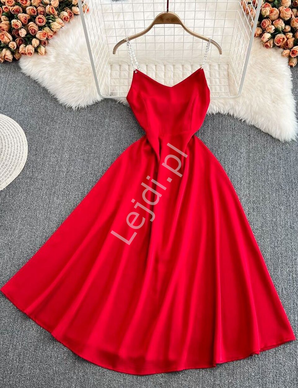 Stylowa sukienka rozkloszowana w czerwonym kolorze z błyszczącymi ramiączkami