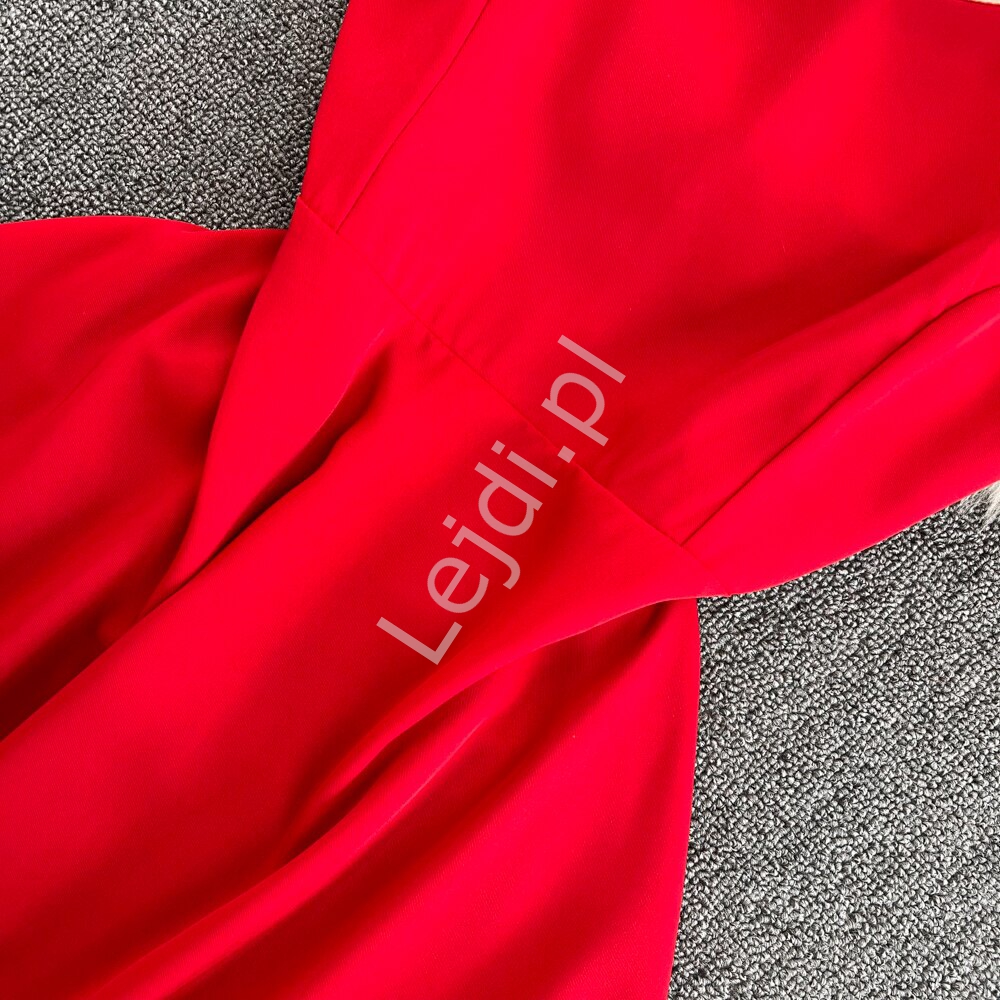 Stylowa sukienka rozkloszowana w czerwonym kolorze z błyszczącymi ramiączkami