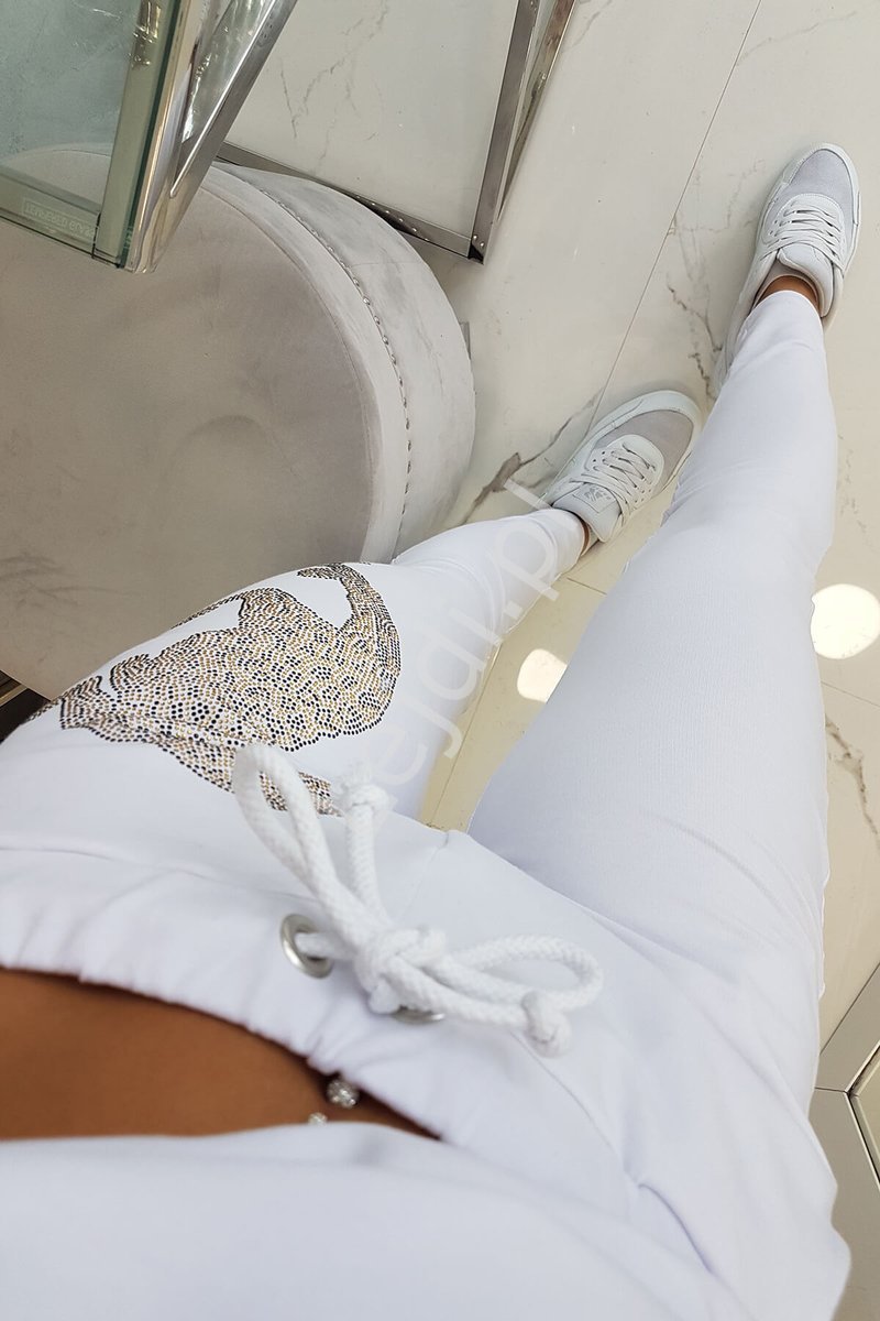 Stylowe dresy damskie w białym kolorze z panterą z kryształków