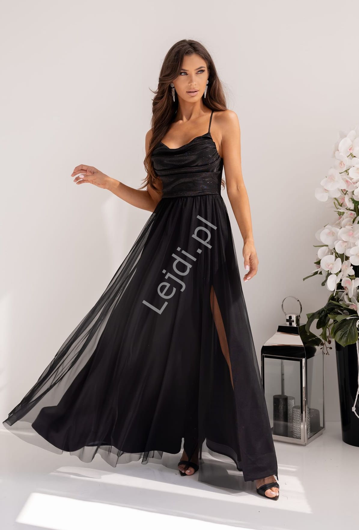 Sukienka wieczorowa na studniówkę, sylwestra czarna z drapowanym dekoltem i tiulowym dołem Polski Producent 1105