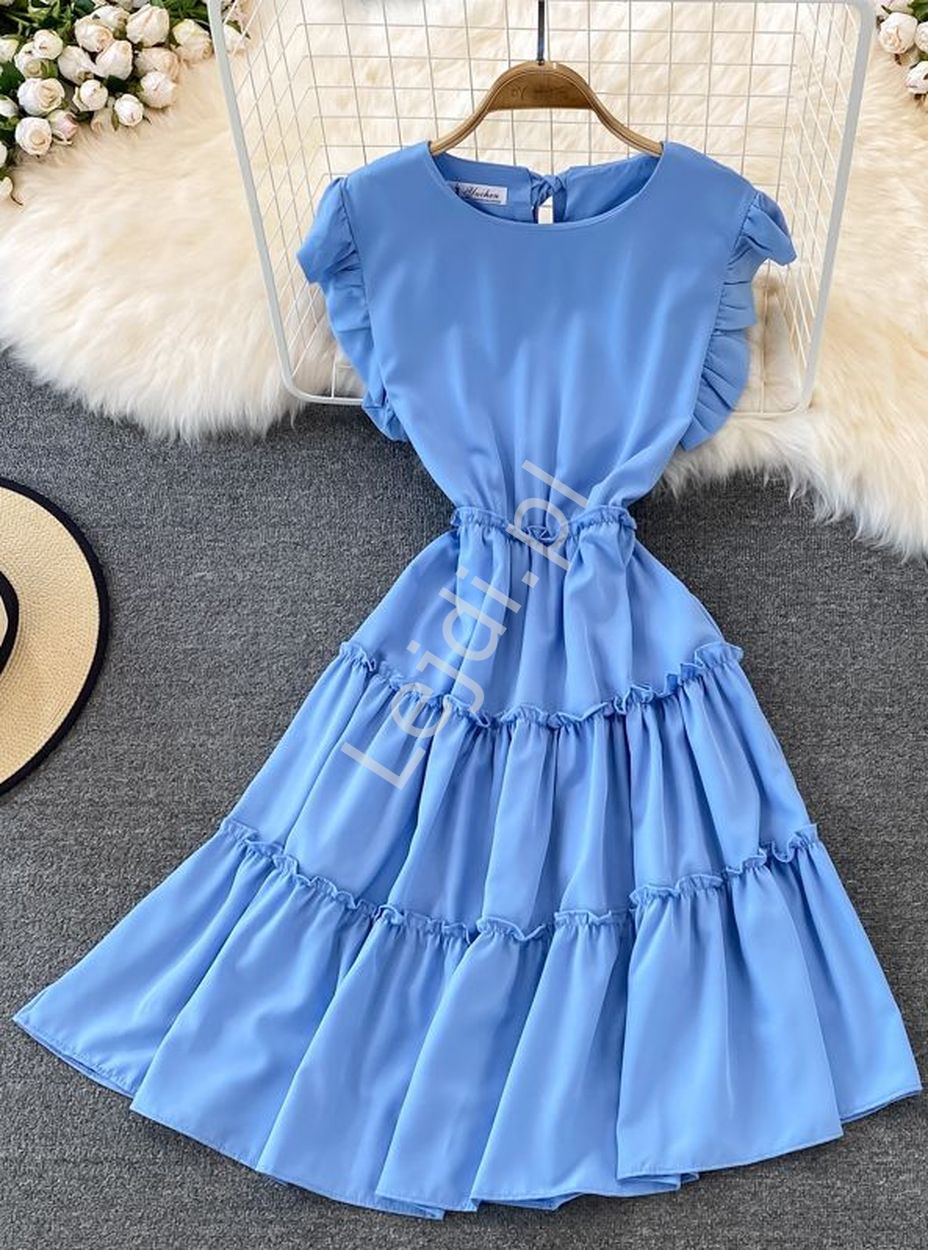 Sukienka z falbanami na spódnicy błękitna