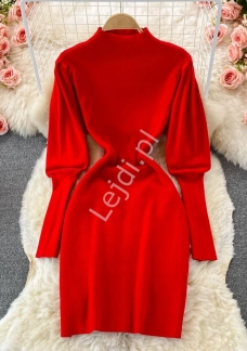 Sweterkowa sukienka czerwona o dopasowanym kroju