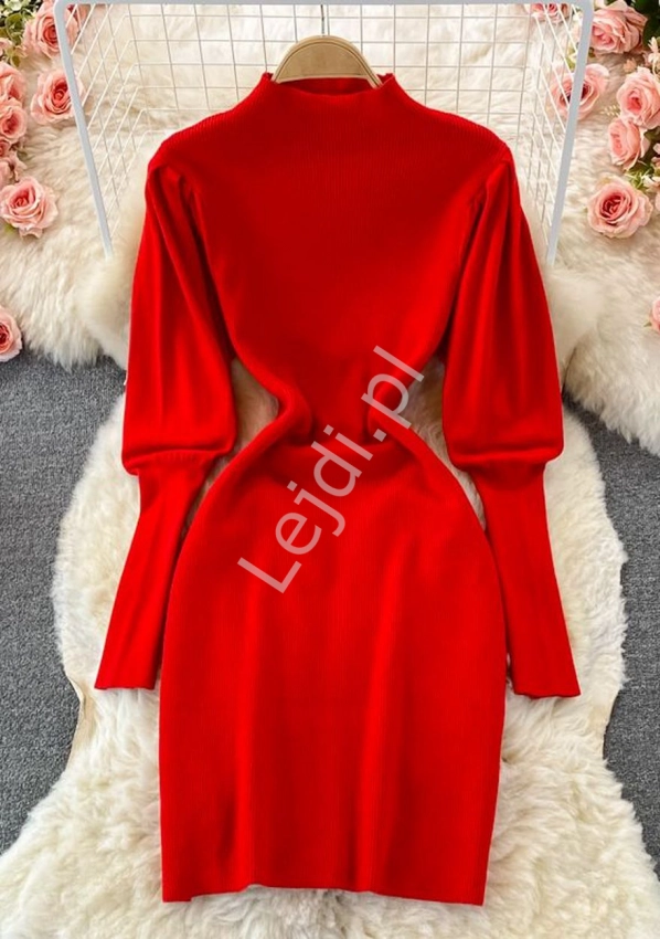 Sweterkowa sukienka czerwona o dopasowanym kroju 5826