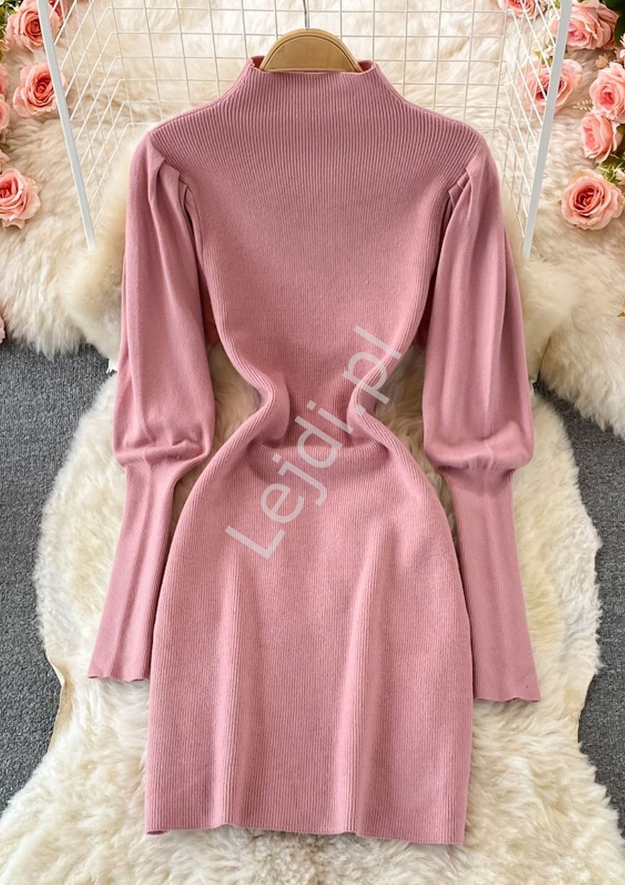 Sweterkowa sukienka o dopasowanym kroju w kolorze brudnego różu 5826 - Lejdi
