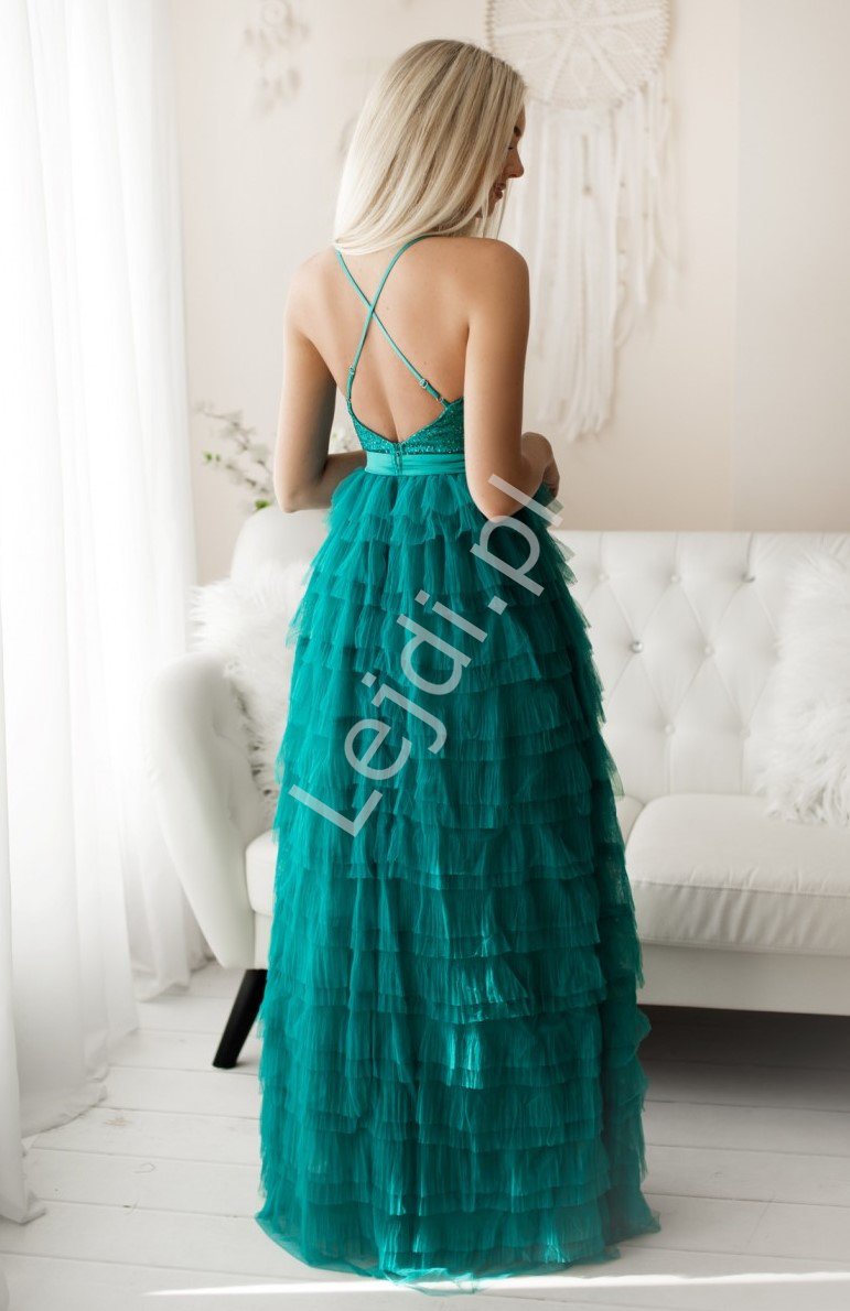 Szmaragdowa sukienka wieczorowa z tiulowymi falbankami na spódnicy