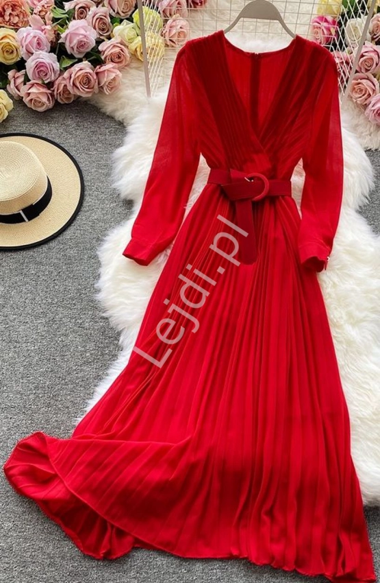 Szyfonowa plisowana sukienka czerwona z paskiem