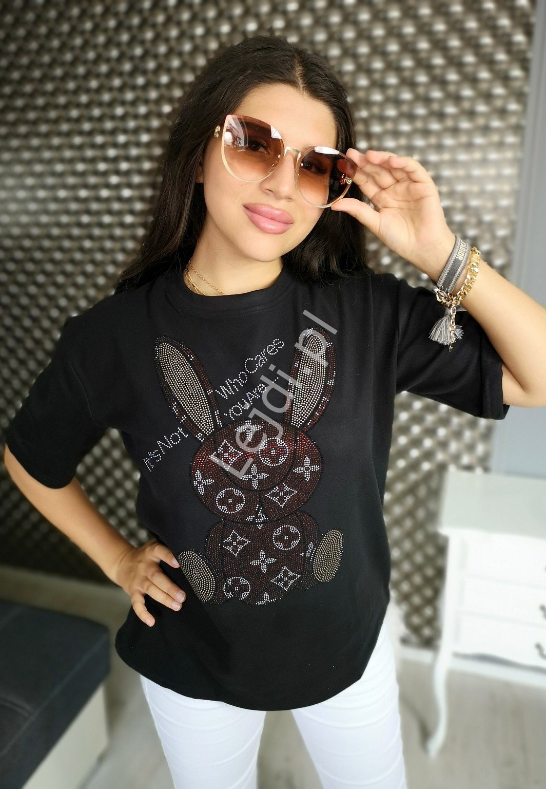 T-shirt Who Cares z kryształkowym królikiem czarny - Lejdi