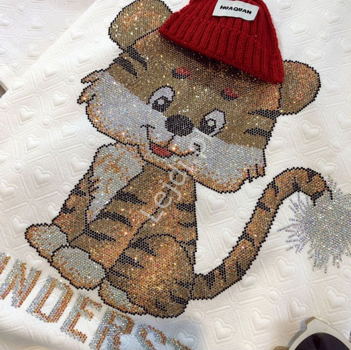 T-shirt z wytłaczanymi sercami z kryształkowym tygrysem i czapeczką